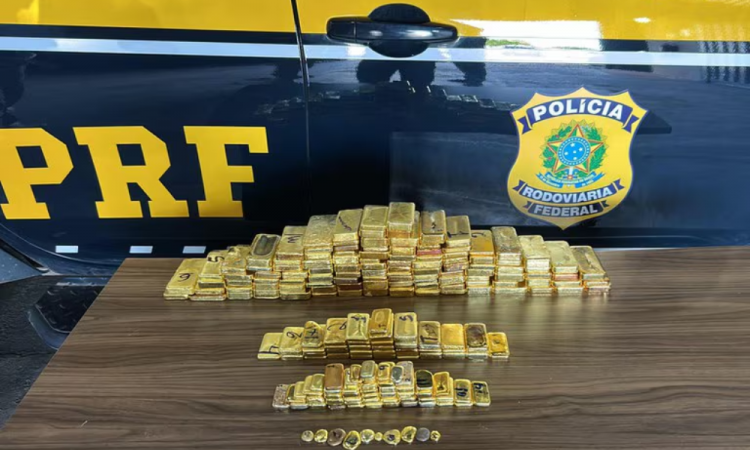 Mais de 100 barras de ouro maciço, totalizando 103 kg, foram encontrados dentro de uma picape. Foto: PRF/Divulgação