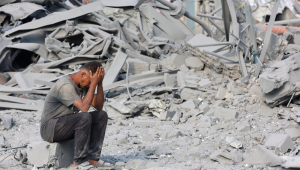 Um palestino reage à destruição após um ataque noturno ao Centro de Saúde Sheikh Radwan, administrado pela Agência das Nações Unidas de Assistência aos Refugiados da Palestina (UNRWA), no norte da Cidade de Gaza, em 6 de agosto de 2025. A agência de defesa civil de Gaza informou que 68 pessoas foram mortas por tiros e ataques aéreos israelenses em 5 de agosto, incluindo 56 que aguardavam perto de locais de distribuição de ajuda humanitária dentro do território palestino. (Foto de Omar AL-QATTAA / AFP)