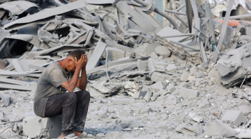 Um palestino reage à destruição após um ataque noturno ao Centro de Saúde Sheikh Radwan, administrado pela Agência das Nações Unidas de Assistência aos Refugiados da Palestina (UNRWA), no norte da Cidade de Gaza, em 6 de agosto de 2025. A agência de defesa civil de Gaza informou que 68 pessoas foram mortas por tiros e ataques aéreos israelenses em 5 de agosto, incluindo 56 que aguardavam perto de locais de distribuição de ajuda humanitária dentro do território palestino. (Foto de Omar AL-QATTAA / AFP)