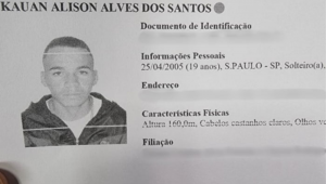 O acusado é Kauan Alison Alves dos Santos, de 20 anos, que está foragido.