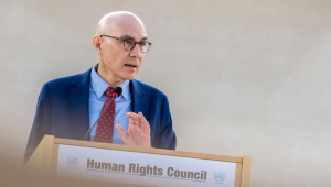 O Alto Comissário da ONU para os Direitos Humanos, Volker Turk, discursa na abertura da 58ª sessão do Conselho de Direitos Humanos das Nações Unidas, em Genebra, em 24 de fevereiro de 2025. (Foto de Fabrice COFFRINI / AFP)