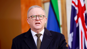 O primeiro-ministro australiano, Anthony Albanese, discursa durante uma coletiva de imprensa em Canberra, em 11 de agosto de 2025. A Austrália reconhecerá o Estado palestino na Assembleia Geral da ONU em setembro, disse o primeiro-ministro Anthony Albanese em 11 de agosto. (Foto de Hilary Wardhaugh / AFP)