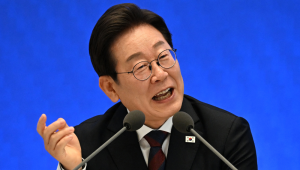O presidente sul-coreano Lee Jae Myung discursa durante uma coletiva de imprensa para marcar seus primeiros 30 dias no cargo na Casa Azul em Seul, em 3 de julho de 2025. (Foto de KIM Min-Hee / POOL / AFP)