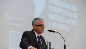 O professor de Harvard Steven Levitsky, coautor do livro "Como as democracias morrem" Fonte: Agência Senado