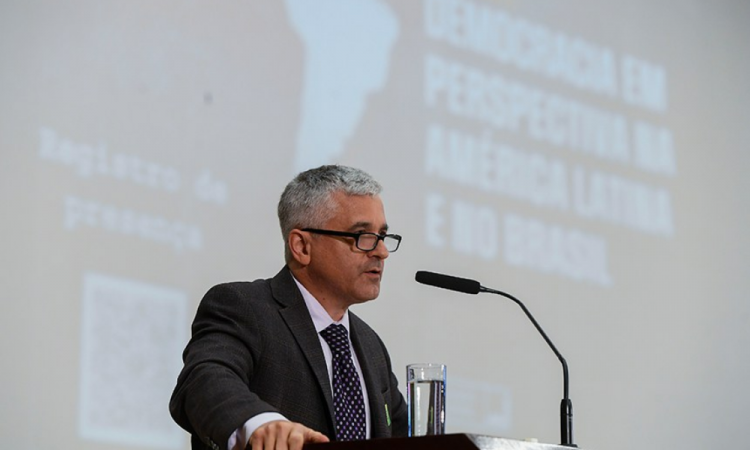No Senado, Steven Levitsky elogia STF na defesa da democracia brasileira