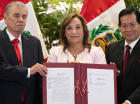 A presidente do Peru, Dina Boluarte (C), mostra o documento assinado ao lado do presidente do Gabinete, Eduardo Arana (D), e do vice-presidente do Congresso, Fernando Rospigliosi (E), durante uma cerimônia de promulgação de uma lei de anistia para militares e policiais processados por violações de direitos humanos no Palácio do Governo em Lima, em 13 de agosto de 2025. A presidente peruana, Dina Boluarte, promulgou na quarta-feira uma polêmica lei de anistia para militares e policiais processados por violações de direitos humanos durante o conflito armado que devastou o país entre 1980 e 2000. (Foto de Ernesto BENAVIDES / AFP)