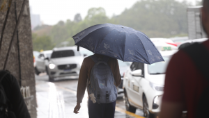Pedestres enfrentam chuva, vento e baixas temperaturas na região do Aeroporto de Congonhas, na zona sul de São Paulo, neste início de tarde de segunda-feira, 23 de junho de 2025. A chegada de uma forte frente fria de origem polar muda o tempo na cidade de São Paulo na tarde desta segunda-feira, 23, derruba as temperaturas nos próximos dias e pode estabelecer um novo recorde de temperatura mínima do ano na capital paulista. O Centro de Gerenciamento de Emergências Climáticas (CGE), da Prefeitura da cidade, alertou para a possibilidade de fortes rajadas de ventos, que devem variar entre 60 km/h e 80 km/h no decorrer do dia. Foto: RENATO S. CERQUEIRA/ATO PRESS/ESTADÃO CONTEÚDO