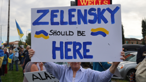 Pessoas participam de um protesto nesta quinta-feira contra o encontro planejado entre o presidente dos EUA, Donald Trump, e seu homólogo russo, Vladimir Putin, em Anchorage, Alasca. Trump e Putin se reunirão nesta sexta-feira para negociar o fim da guerra na Ucrânia em uma base aérea no Alasca, estado que foi território russo por 100 anos e passou para as mãos de Washington em 1867, sob um acordo que é visto em Moscou como uma lembrança infeliz. EFE/ Octavio Guzmán