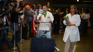 Associação dos Médicos Cubanos no Brasil (Aspromed) em aeroporto