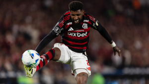 EMERSON ROYAL do Flamengo controla a bola durante a partida entre Flamengo e Internacional como parte da Copa CONMEBOL Libertadores 2025 no Estádio do Maracanã em 13 de agosto de 2025 no Rio de Janeiro, Brasil. 13/08/2025 - Foto: RUANO CARNEIRO/FOTOARENA/FOTOARENA/ESTADÃO CONTEÚDO