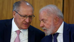 O presidente da República, Luiz Inácio Lula da Silva (D), e o vice-presidente Geraldo Alckmin durante cerimônia de assinatura da "Medida Provisória Brasil Soberano", que traz um conjunto inicial de ações para proteger empresas e trabalhadores brasileiros dos efeitos da sobretaxa imposta pelo governo dos Estados Unidos, no Palácio do Planalto, em Brasília, nesta quarta-feira, 13 de agosto de 2025. 13/08/2025 - Foto: FáTIMA MEIRA/ENQUADRAR/ESTADÃO CONTEÚDO