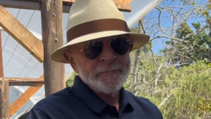 Hoje foi dia de colocar a mão na massa e plantar o primeiro pé de Uva Vitória do Palácio do Alvorada. Uva brasileira, sem semente, desenvolvida pela Embrapa. Aqui, a gente planta comida e não violência ou ódio.