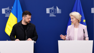 O presidente da Ucrânia, Volodymyr Zelensky (E), e a presidente da Comissão Europeia, Ursula Von der Leyen, participam de uma coletiva de imprensa conjunta em Bruxelas, em 17 de agosto de 2025. (Foto de Simon Wohlfahrt / AFP)