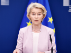 A presidente da Comissão Europeia, Ursula Von der Leyen, fala durante uma coletiva de imprensa conjunta com o presidente da Ucrânia em Bruxelas, em 17 de agosto de 2025. (Foto de Simon Wohlfahrt / AFP)