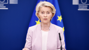 A presidente da Comissão Europeia, Ursula Von der Leyen, fala durante uma coletiva de imprensa conjunta com o presidente da Ucrânia em Bruxelas, em 17 de agosto de 2025. (Foto de Simon Wohlfahrt / AFP)