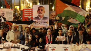 Pessoas erguem cartazes com fotos do líder político palestino do Hamas, Ismail Haniyeh, assassinado, enquanto participam de um comício que marca as comemorações anuais do Dia de Quds (Dia de Jerusalém) em Rabat, no final de 28 de março de 2025. O Dia de Quds é comemorado em apoio aos palestinos anualmente na última sexta-feira do mês sagrado muçulmano do Ramadã, por uma iniciativa do falecido líder revolucionário iraniano, o aiatolá Ruhollah Khomeini. (Foto de Abdel Majid BZIOUAT / AFP)