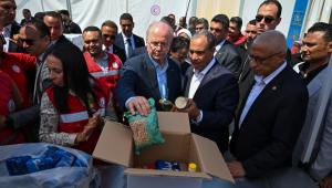 O primeiro-ministro palestino Mohammad Mustafa (C), acompanhado pelo ministro das Relações Exteriores do Egito, Badr Abdelatty (C-D), visita um depósito da Sociedade do Crescente Vermelho que prepara ajuda humanitária para Gaza, em El-Arish, em 18 de agosto de 2025. Negociadores do Hamas no Cairo receberam uma nova proposta de cessar-fogo em Gaza, solicitando uma trégua inicial de 60 dias e a libertação de reféns em dois lotes, disse uma autoridade palestina em 18 de agosto. (Foto de Khaled DESOUKI / AFP)