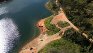 REPRESA/BAIXO/VOLUME - GERAL - A represa do Jaguari, em Jacareí (SP), começa a registrar queda no nível de suas águas devido à ausência de chuvas nas últimas semanas. O espelho d?água, que normalmente reflete a paisagem verde e montanhosa da região, já apresenta sinais de retração nas margens. O reservatório, que integra o Sistema Cantareira, é essencial para o abastecimento de milhões de pessoas. Especialistas alertam para a necessidade de monitoramento e uso consciente. 11/08/2025 - Foto: LUIS LIMA JR/FOTOARENA/FOTOARENA/ESTADÃO CONTEÚDO