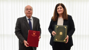 A Ministra das Relações Exteriores da Palestina, Senhora Varsen Aghabekian Shaheen, foi recebida pelo Ministro das Relações Exteriores do Brasil, Mauro Vieira, e pela Secretária-Geral das Relações Exteriores, Embaixadora Maria Laura da Rocha, no Palácio do Itamaraty. Durante o encontro, o Ministro Vieira reafirmou o compromisso do Brasil com a solução pacífica do conflito e a defesa da solução de dois Estados. Após a reunião com o Ministro Vieira, a Ministra Varsen Aghabekian Shaheen participou de consultas políticas com a Secretária-Geral Embaixadora Maria Laura da Rocha. Durante as discussões, Palestina e Brasil abordaram diferentes meios para ampliar a cooperação bilateral em áreas como agricultura e educação, além do apoio brasileiro à Palestina em diversas organizações internacionais.