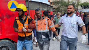 Conteúdo gráfico / Médicos palestinos transportam um homem ferido para o Hospital Nasser em Khan Yunis, no sul da Faixa de Gaza, em 25 de agosto de 2025, após ataques israelenses. A agência de defesa civil de Gaza informou que os ataques israelenses ao hospital mataram pelo menos 15 pessoas em 25 de agosto, incluindo quatro jornalistas e um membro da defesa civil. (Foto: AFP)