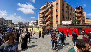 Palestinos se reúnem em frente ao hospital Nasser em Khan Yunis, no sul da Faixa de Gaza, em 25 de agosto de 2025, após ataques israelenses. A agência de defesa civil de Gaza informou que os ataques israelenses ao hospital mataram pelo menos 15 pessoas em 25 de agosto, incluindo quatro jornalistas e um membro da defesa civil. (Foto: AFP)