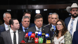 O presidente da comissão, senador Carlos Viana, e deputados em entrevista na quarta-feira Fonte: Agência Senado