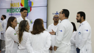 Quase 1,5 mil profissionais que fazem parte do programa Mais Médicos começam a atuar a partir desta quarta-feira (27) em 987 municípios e 23 Distritos Sanitários Especiais Indígenas (DSEIs).