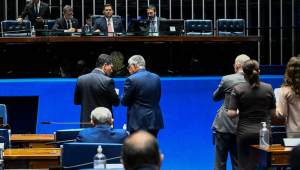 Na presidência, Davi transmitiu informação durante sessão desta terça Fonte: Agência Senado