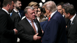 O presidente dos EUA, Donald Trump (2D), cumprimenta o ministro das Relações Exteriores da Dinamarca, Lars Lokke Rasmussen (2D), antes do início de uma sessão plenária da cúpula de chefes de Estado e de governo da Organização do Tratado do Atlântico Norte (OTAN), em Haia, em 25 de junho de 2025. (Foto de Brendan SMIALOWSKI / AFP)