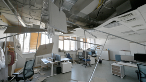 Esta imagem mostra os danos nos escritórios da delegação da União Europeia na Ucrânia após um ataque com mísseis e drones russos a prédios de apartamentos que matou pelo menos 14 pessoas, incluindo três crianças, também atingiu o prédio da missão da UE na capital ucraniana, em Kiev, em 28 de agosto de 2025. (Foto de Sergei SUPINSKY / AFP)