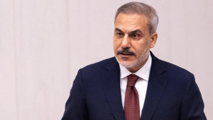 Esta fotografia, tirada e divulgada pelo Ministério das Relações Exteriores da Turquia em 29 de agosto de 2025, em Ancara, mostra o Ministro das Relações Exteriores da Turquia, Hakan Fidan, discursando na Grande Assembleia Nacional da Turquia. O principal diplomata turco afirmou, em 29 de agosto, que Ancara havia fechado seus portos e espaço aéreo para navios e aviões israelenses, com uma fonte diplomática informando à AFP que a proibição se aplicava a voos "oficiais".