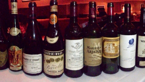 Garrafas de vinho uma ao lado da outra