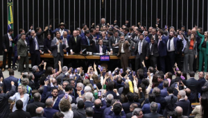 Confusão na Câmara após motim da oposição em razão da prisão domiciliar de Jair Bolsonaro