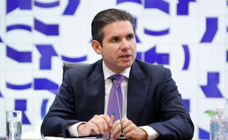 Hugo Motta promete agilidade no Congresso para conter tarifas impostas por Trump