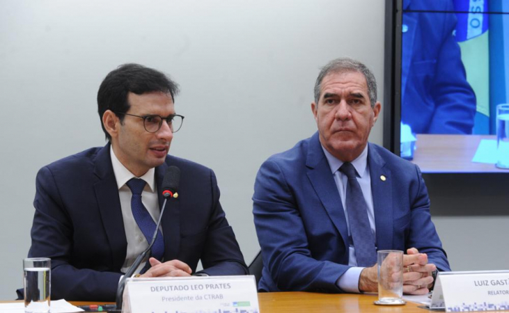 Os deputados Leo Prates (PDT-BA) e Luiz Gastão (PSD-CE) participam da Subcomissão Especial da PEC da Escala de Trabalho 6X1