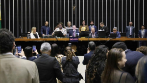 Debate sobre a proteção de crianças e adolescentes em ambientes digitais.