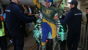 Juliano Pinto, de 29 anos, que é paraplégico, deu um "chute simbólico" em uma bola de futebol na abertura da Copa do Mundo, na Arena Corinthians