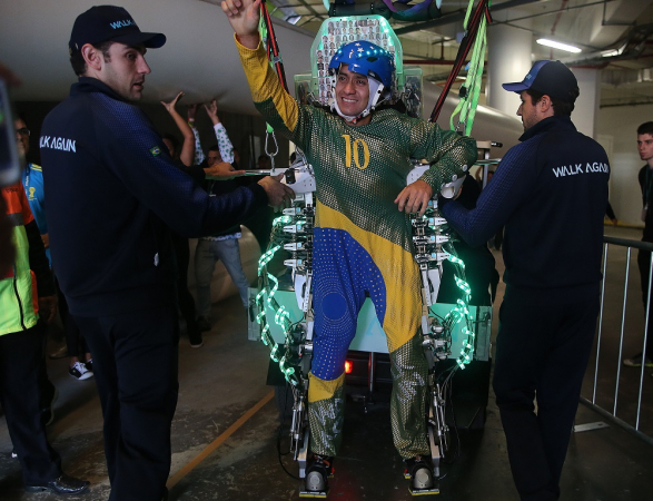 Juliano Pinto, de 29 anos, que é paraplégico, deu um "chute simbólico" em uma bola de futebol na abertura da Copa do Mundo, na Arena Corinthians