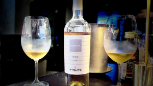 Garrafa de vinho na mesa entre duas taças