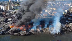 Incêndio de grandes proporções atinge comunidade em Santos