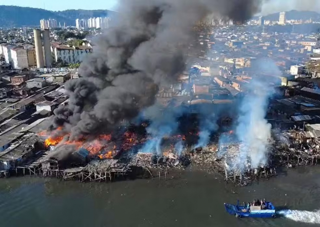 Incêndio de grandes proporções atinge comunidade em Santos