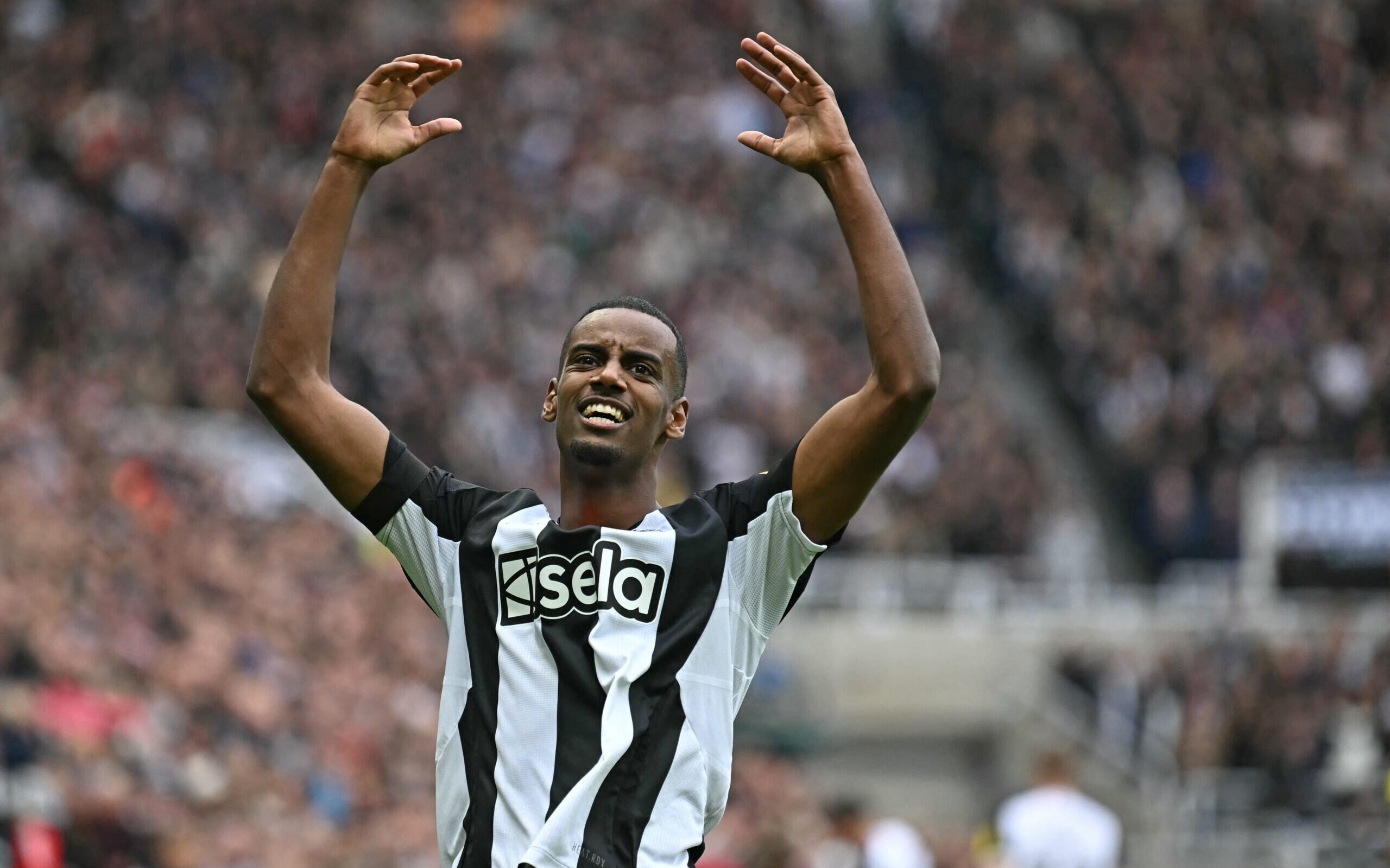 Isak comemora gol do Newcastle na Premier League 