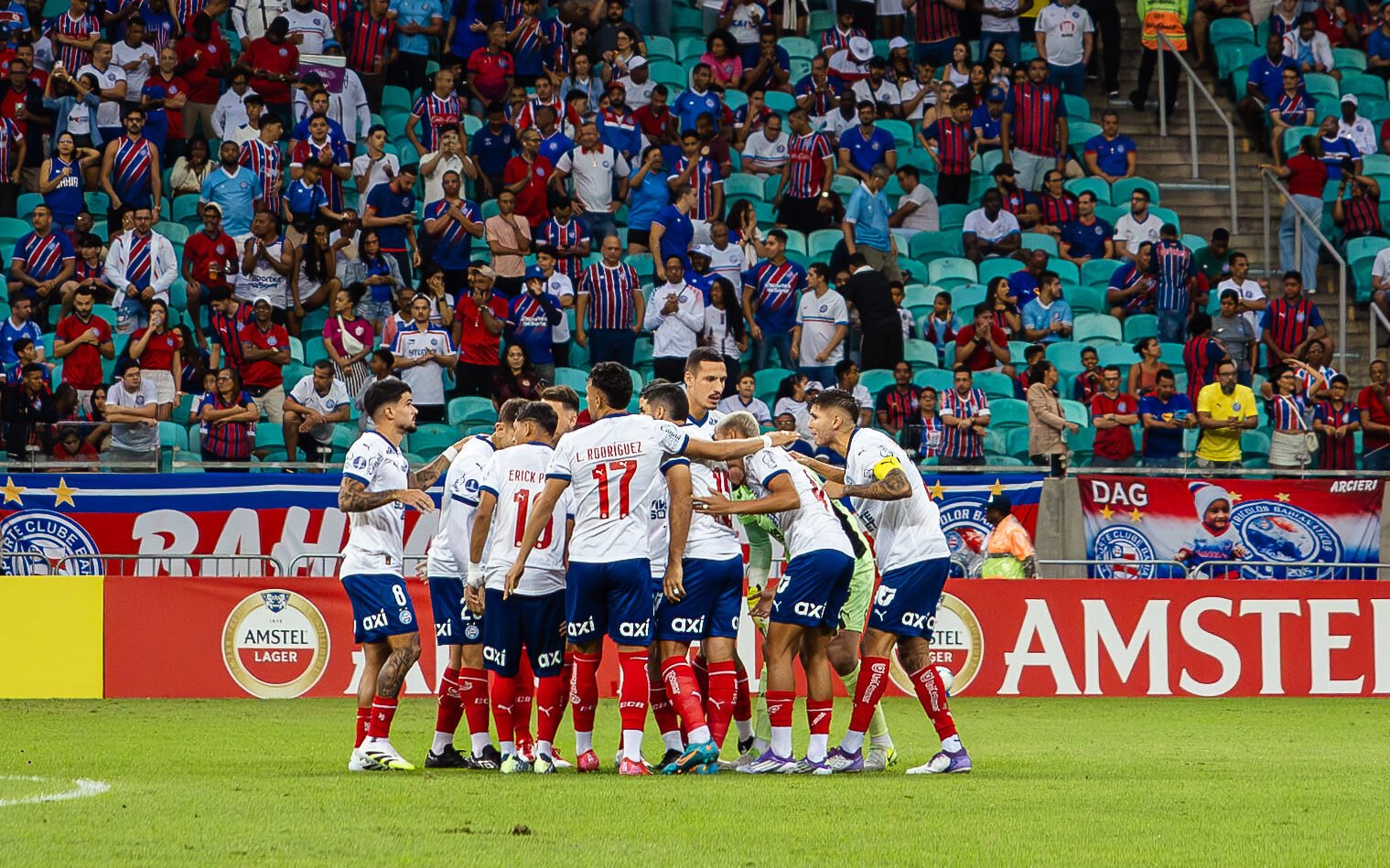 Jogadores do Bahia no gramado da Arena Fonte Nova 