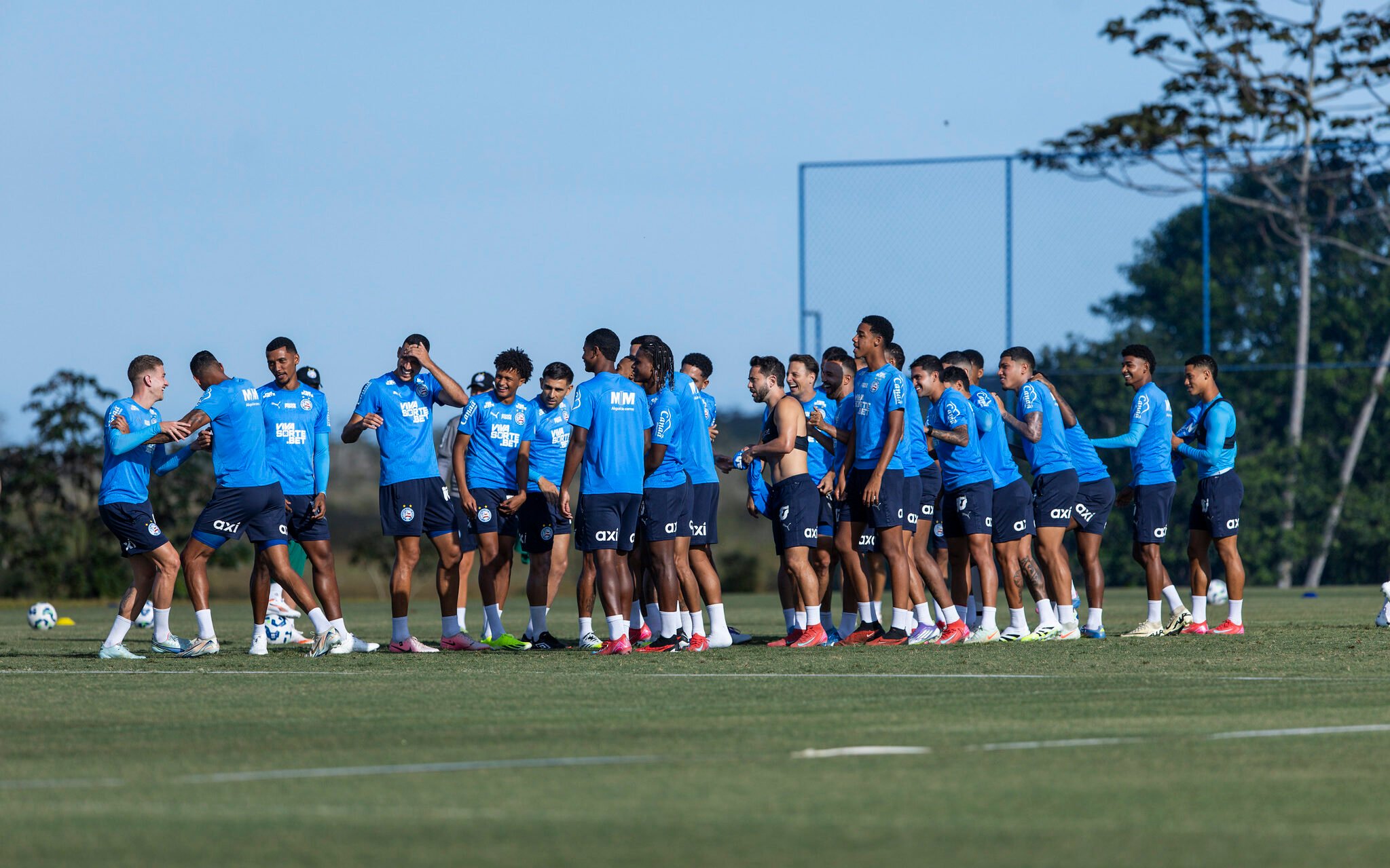 Jogadores do Bahia reunidos durante treino 