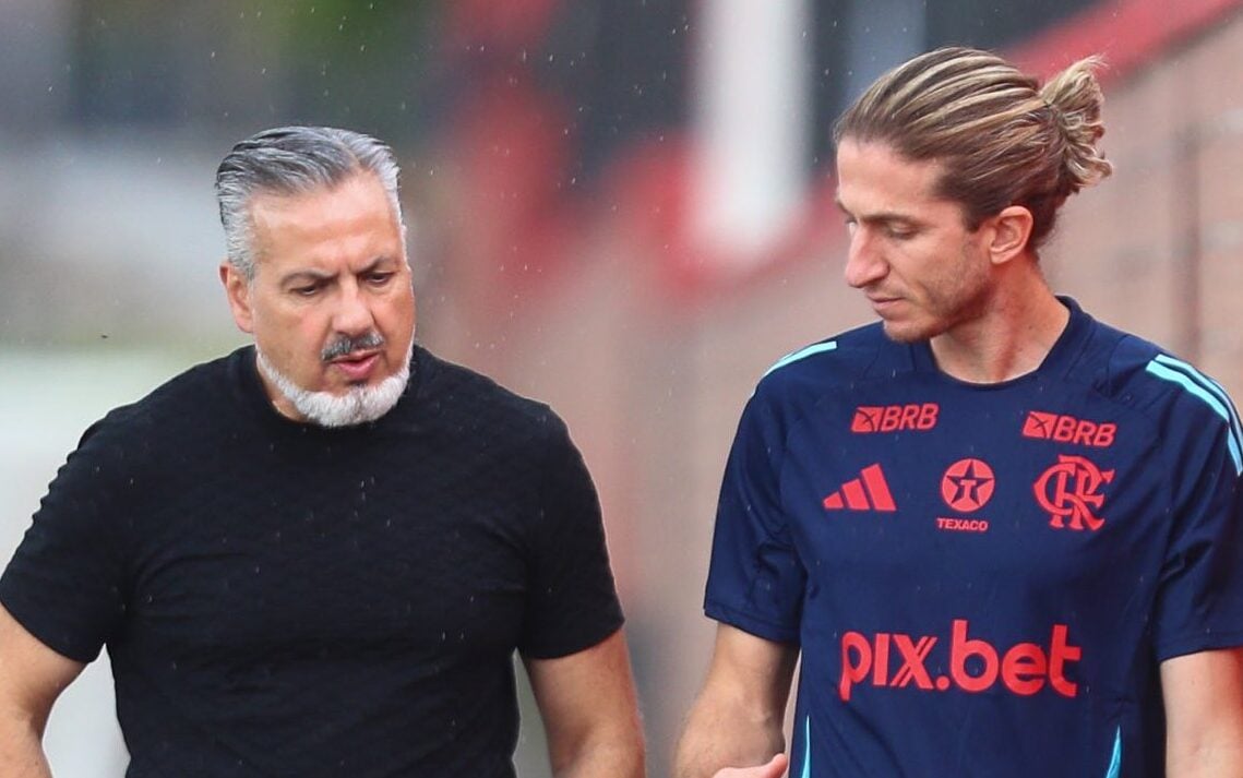 José Boto ao lado de Filipe Luís no Ninho do Urubu 