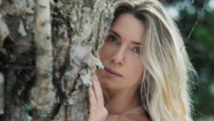 Letícia Spiller posa nua e recebe elogios nas redes sociais: ‘Muito gata’