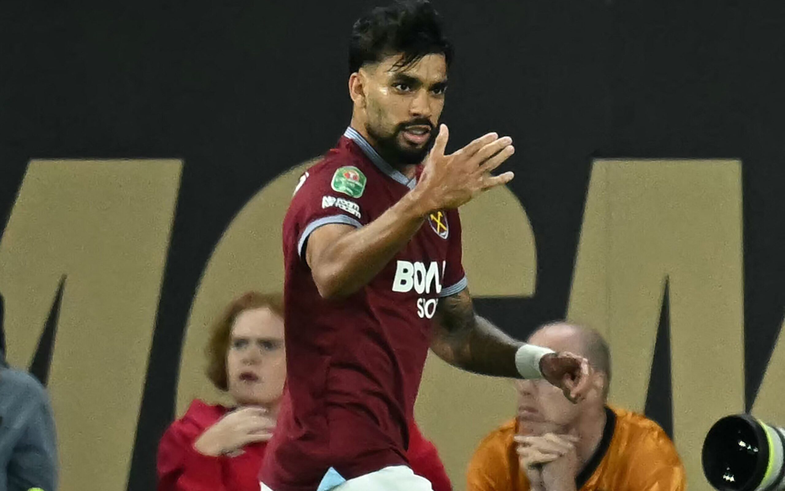 Lucas Paquetá comemora gol marcado pelo West Ham sobre o Wolverhampton, na Copa da Liga Inglesa 
