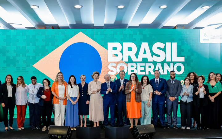 O presidente Lula ao lado de ministros e assessores durante a 5ª Reunião Plenária do Conselho de Desenvolvimento Econômico Social Sustentável ,o Conselhão