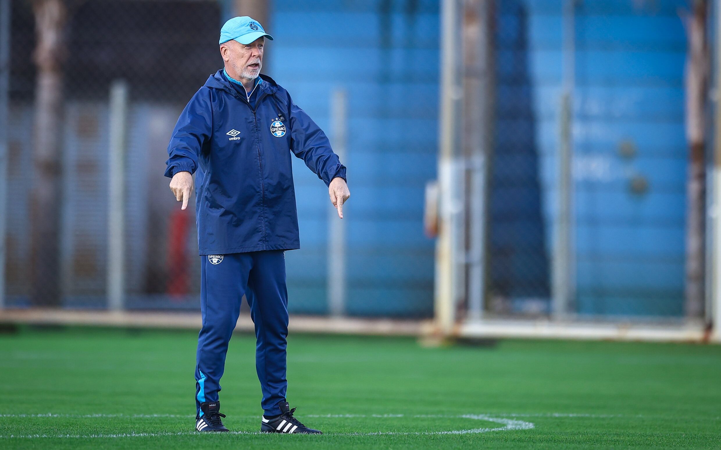 Mano Menezes em treinamento do Grêmio. 