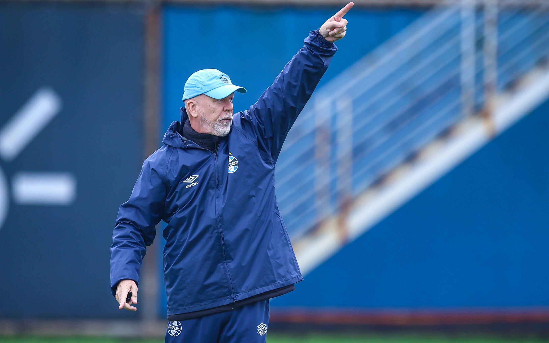 Mano Menezes prepara o Grêmio para enfrentar o Sport. 